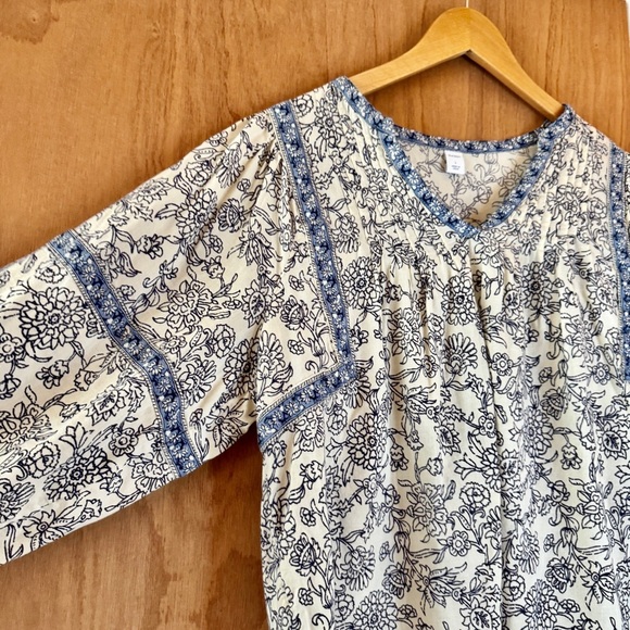 Old Navy Gray Pleated Blouse with V-Neck - Picture 3 of 8